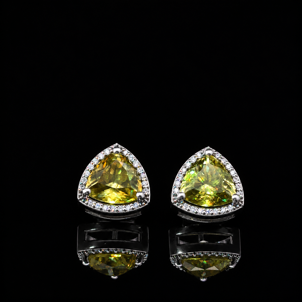 Sphene Zimbabwe 3.38cttw, 7.5mm, Set in Platinum 0.10cttw 42pcs, 00.80 MM (00.80 - 00.94), I1 ROUND FULL CUT G-H NATURAL DIAMOND – main view