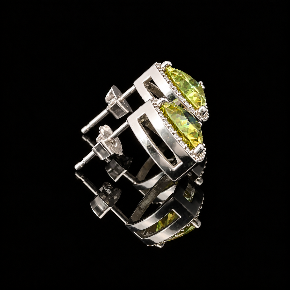Sphene Zimbabwe 3.38cttw, 7.5mm, Set in Platinum 0.10cttw 42pcs, 00.80 MM (00.80 - 00.94), I1 ROUND FULL CUT G-H NATURAL DIAMOND – side view