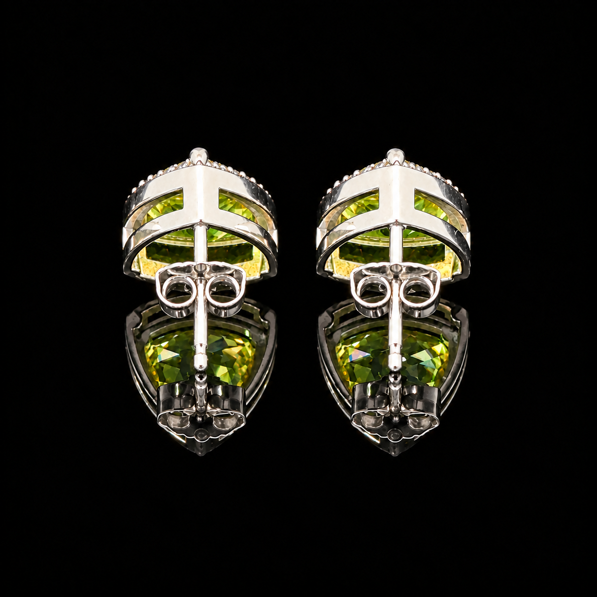 Sphene Zimbabwe 3.38cttw, 7.5mm, Set in Platinum 0.10cttw 42pcs, 00.80 MM (00.80 - 00.94), I1 ROUND FULL CUT G-H NATURAL DIAMOND – back view